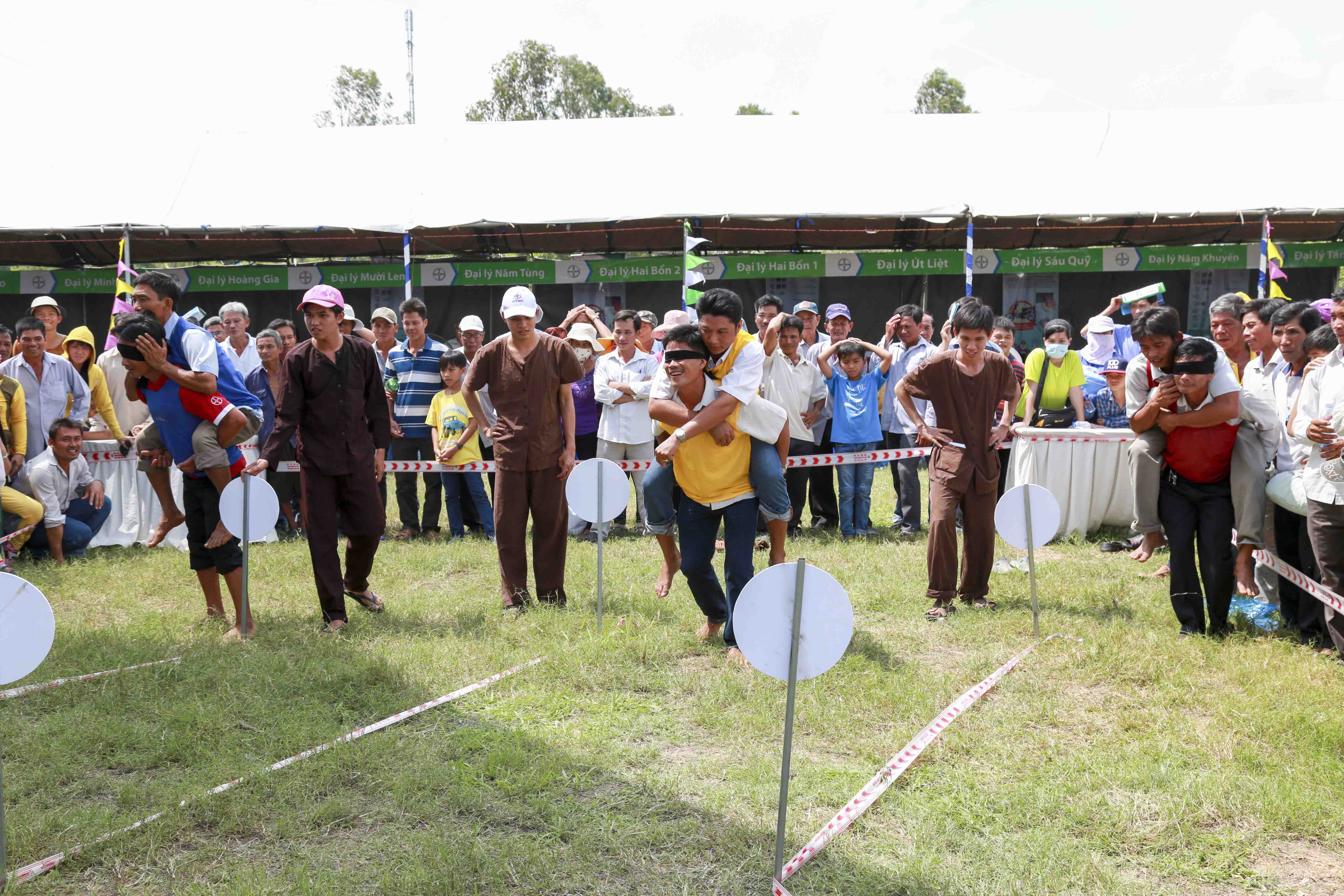 Bà con tham gia trò chơi tại festival Long An